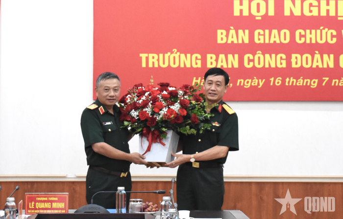 Thượng tướng Lê Quang Minh tặng hoa chúc mừng Đại tá Nguyễn Văn Đề. 