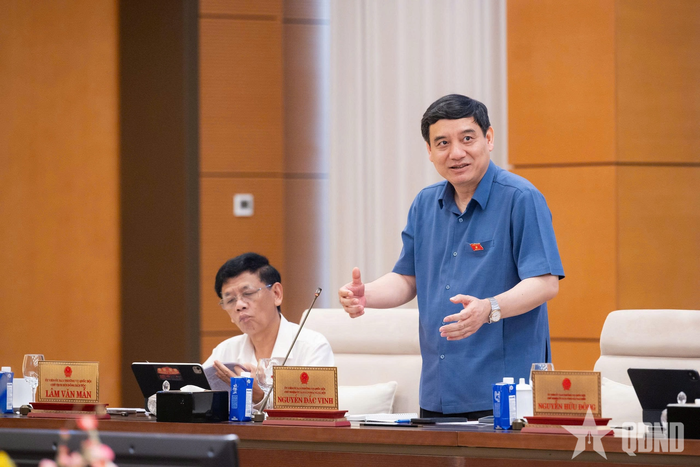  Chủ nhiệm Ủy ban Văn hóa và Xã hội của Quốc hội Nguyễn Đắc Vinh góp ý hoàn thiện dự thảo luật.