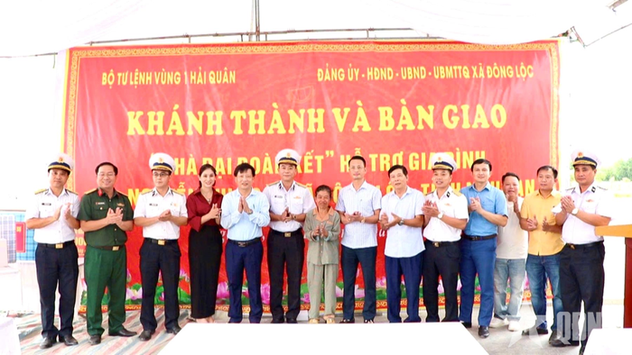 Các đại biểu chụp ảnh lưu niệm. 