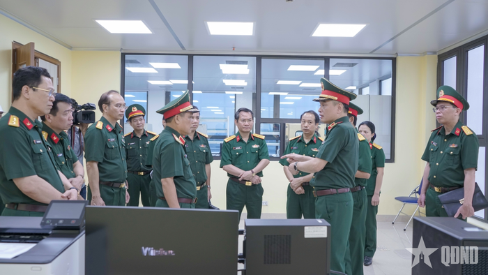 Đoàn công tác kiểm tra dây chuyền xét nghiệm của Viện Pháp y Quân đội. 