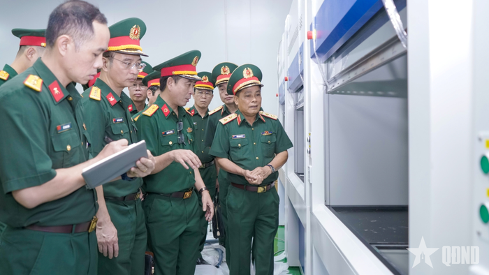 Trung tướng Trần Minh Đức và đoàn công tác kiểm tra tiến độ cải tạo, nâng cấp kho lưu trữ, bảo quản mẫu HCLS tại nhà lưu trữ K4. 