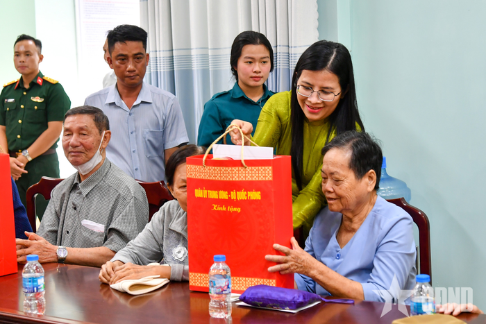 Đồng chí Nguyễn Thị Hồng Linh, Phó chủ tịch UBND phường Rạch Giá thăm hỏi, trao quà tặng người dân trên địa bàn.