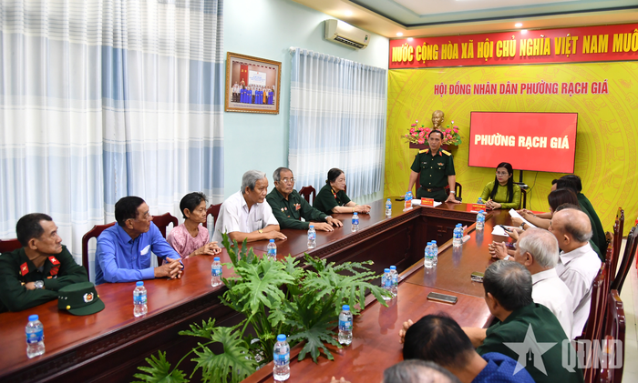 Trung tá Trương Út Bắc, Phó chủ nhiệm Chính trị Bộ CHQS tỉnh An Giang phát biểu tại buổi trao quà.