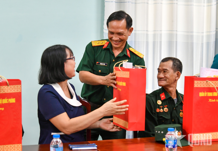  Thừa ủy quyền của Quân ủy Trung ương, Bộ Quốc phòng, Bộ CHQS tỉnh An Giang tổ chức thăm hỏi, tặng quà hỗ trợ các gia đình chính sách, người có công với cách mạng. 