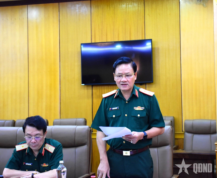 Trung tướng Nguyễn Văn Đức, Cục trưởng Cục Tuyên huấn báo cáo tóm tắt kết quả thực hiện nhiệm vụ 6 tháng đầu năm; trọng tâm nhiệm vụ 6 tháng cuối năm 2026 của Cục Tuyên huấn.