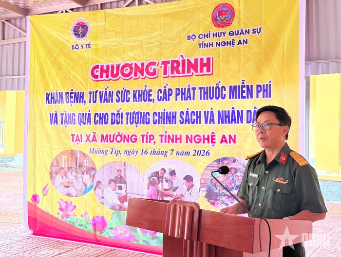  Trung tá Cao Cự Toàn, Chủ nhiệm Quân y Bộ CHQS tỉnh Nghệ An phát biểu tại buổi khai mạc. 
