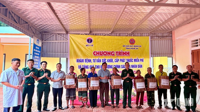 Tặng quà gia đình chính sách và người có hoàn cảnh khó khăn trên địa bàn.