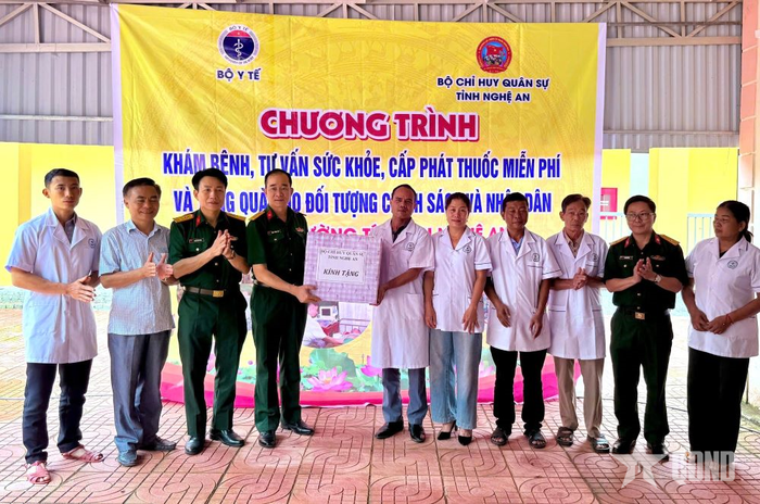 Trao một số trang thiết bị y tế tặng trạm y tế địa phương.