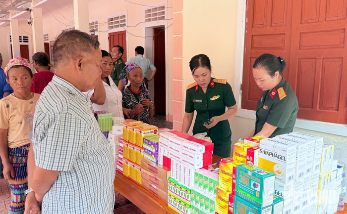 Người dân phấn khởi khi được nhận thuốc miễn phí.