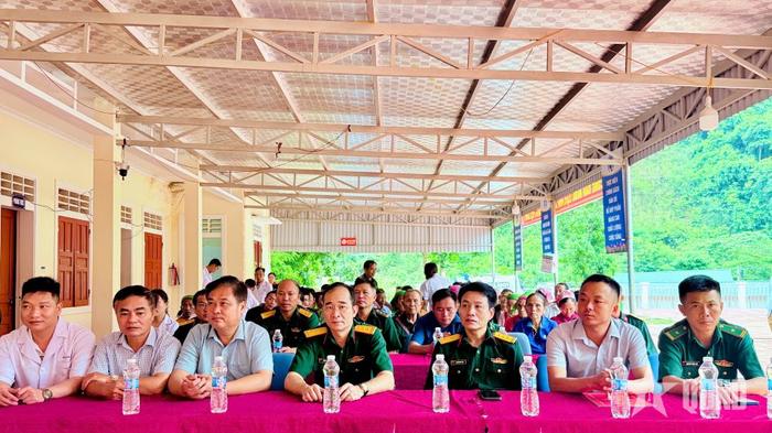 Các đại biểu tham gia khai mạc buổi khám bệnh, tư vấn sức khỏe và cấp phát thuốc miễn phí.
