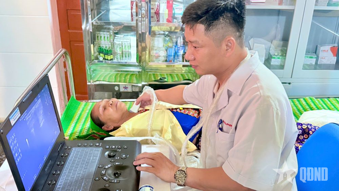 Tiến hành khám, tư vấn sức khỏe cho người dân.