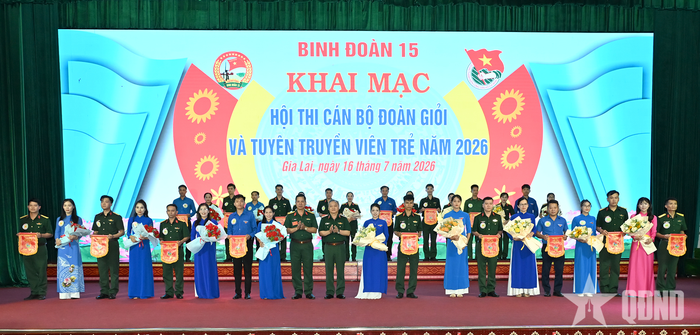 Thiếu tướng Hoàng Văn Sỹ và Đại tá Khuất Bá Cao trao cờ và hoa tặng các đội thi. 