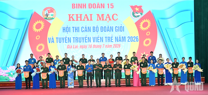 Các đồng chí lãnh đạo Binh đoàn 15, đại diện đoàn thanh niên địa phương và các đội thi. 