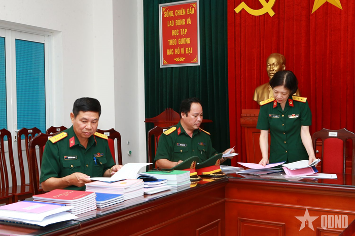 Đoàn kiểm tra hệ thống sổ sách các khoa, phòng, ban của bệnh viện. 