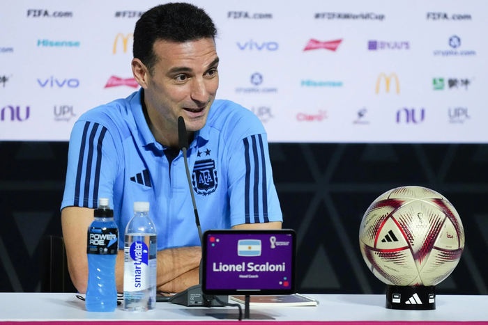 HLV Lionel Scaloni cho rằng, nghịch cảnh giúp Argentina thể hiện được phong độ bóng đá tốt nhất. Ảnh: AP