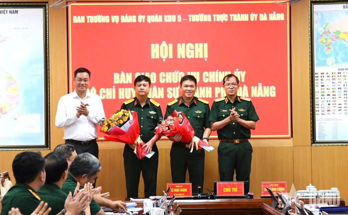 Đồng chí Lê Ngọc Quang tặng hoa chúc mừng Đại tá Võ Văn Tuấn và Đại tá Đinh Văn Hưng.