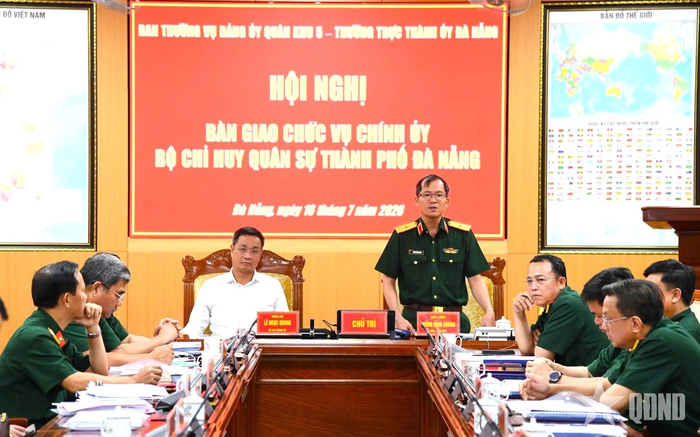 Thiếu tướng Lương Đình Chung, Bí thư Đảng ủy, Chính ủy Quân khu 5 phát biểu chỉ đạo.