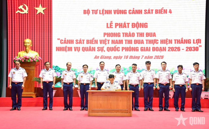 Đại diện chỉ huy các cơ quan, đơn vị ký kết giao ước thi đua. 