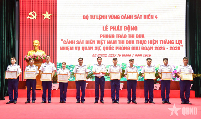  Thiếu tướng Nguyễn Văn Dũng, Bí thư Đảng ủy, Chính ủy, Chủ tịch Hội đồng Thi đua - Khen thưởng Bộ tư lệnh Vùng Cảnh sát biển 4 trao thưởng tặng các tập thể, cá nhân có thành tích trong thực hiện nhiệm vụ. 