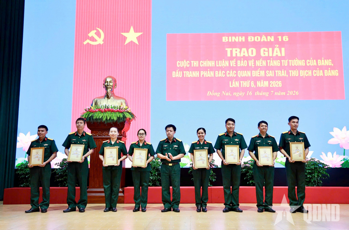 Trao giải cho các cá nhân có thành tích xuất sắc trong cuộc thi.