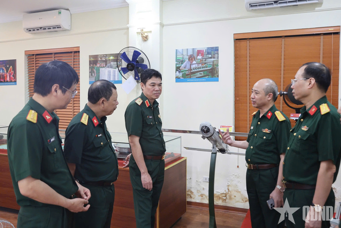  Thiếu tướng Lê Quang Tuyến và thành viên đoàn kiểm tra xem sản phẩm UAV do Nhà máy Z199 nghiên cứu chế tạo.