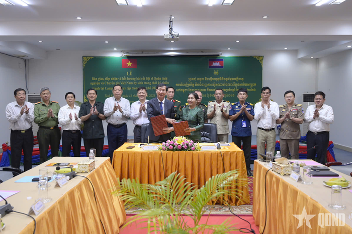  Ban chuyên trách 2 tỉnh ký kết biên bản bàn giao, tiếp nhận hài cốt liệt sĩ.