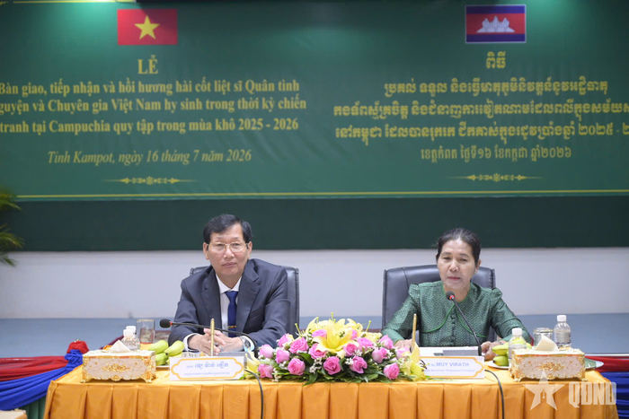 Đại diện Ban Chuyên trách tỉnh An Giang và tỉnh Kampot do bà Muy Virath chủ trì buổi lễ.
