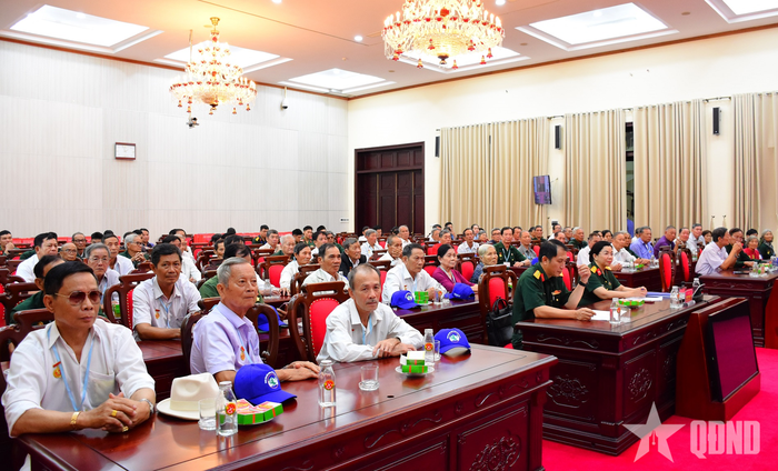 Các đại biểu dự buổi gặp mặt. 