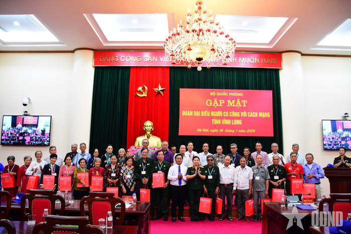 Trao quà của Bộ Quốc phòng tặng các đại biểu người có công với cách mạng tỉnh Vĩnh Long. 