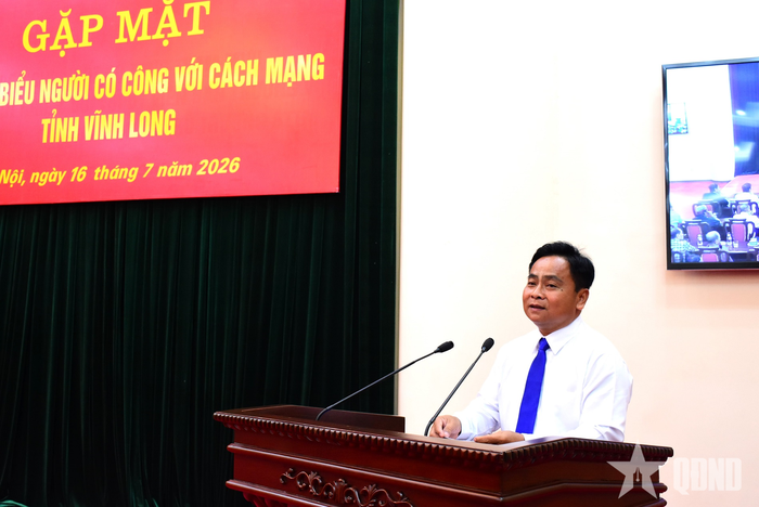 Đồng chí Võ Văn Tám, Phó giám đốc Sở Nội vụ tỉnh Vĩnh Long báo cáo một số kết quả trong công tác chăm lo người có công trên địa bàn tỉnh. 