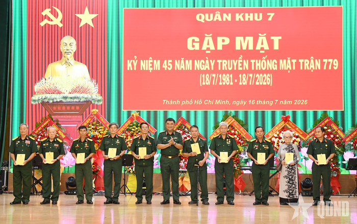 Trung tướng Lê Xuân Thế, Ủy viên Trung ương Đảng, Tư lệnh Quân khu 7 tặng quà các cá nhân Ban liên lạc truyền thống Mặt trận 779. 
