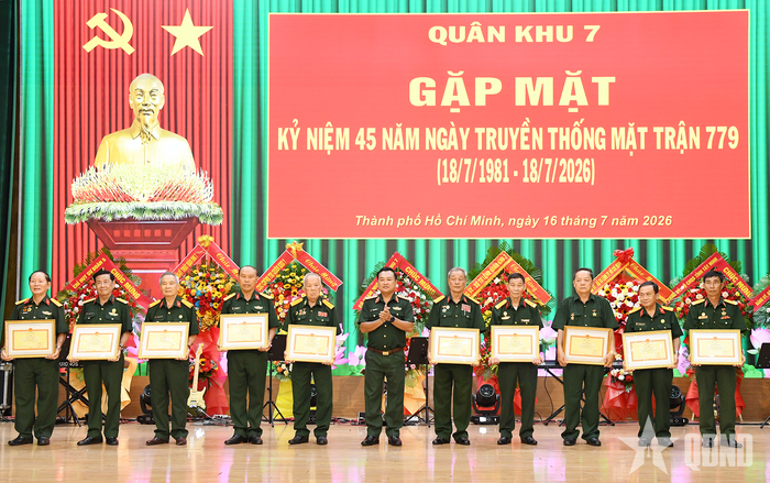 Trung tướng Trần Vinh Ngọc, Chính ủy Quân khu 7 trao Bằng khen của Quân khu 7 tặng các cá nhân Ban liên lạc truyền thống Mặt trận 779 đã có thành tích xuất sắc trong công tác tuyên truyền, giáo dục truyền thống Mặt trận 779. 