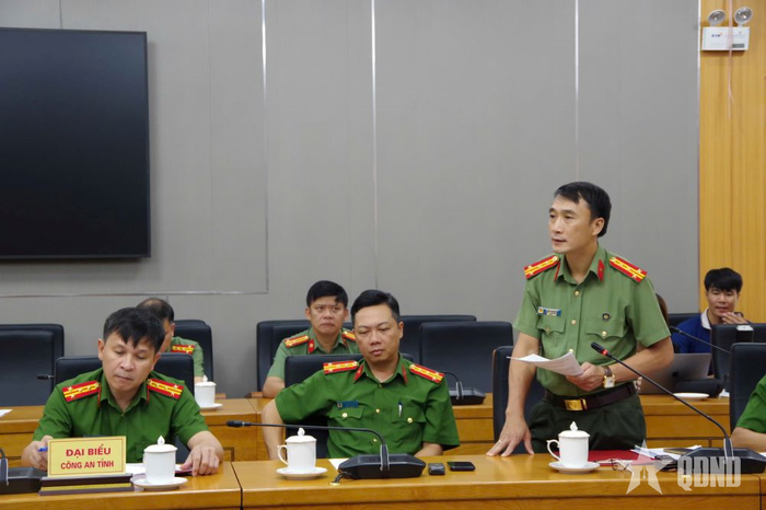 Đại diện cơ quan công an tỉnh phát biểu tại hội nghị. 