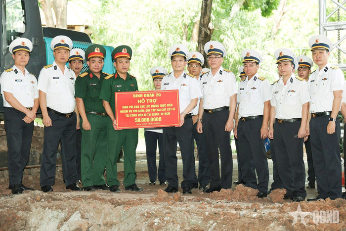  Đại tá Nguyễn Năng Toàn trao kinh phí hỗ trợ lực lượng tìm kiếm, quy tập hài cốt liệt sĩ tại Công viên Lê Thị Riêng.