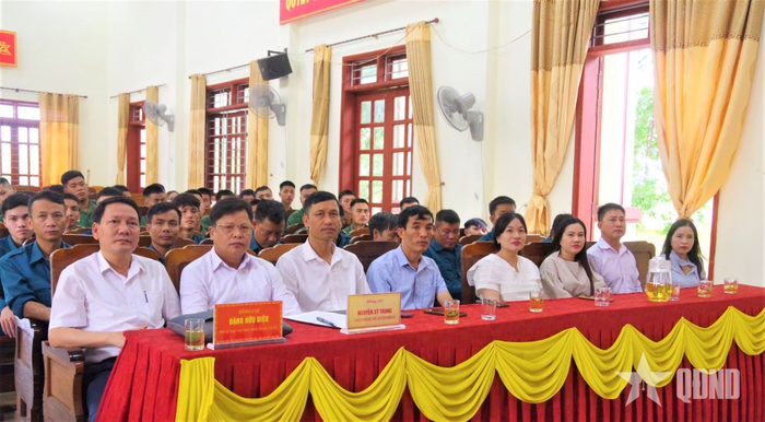  Đại biểu địa phương tham dự lễ đón. 