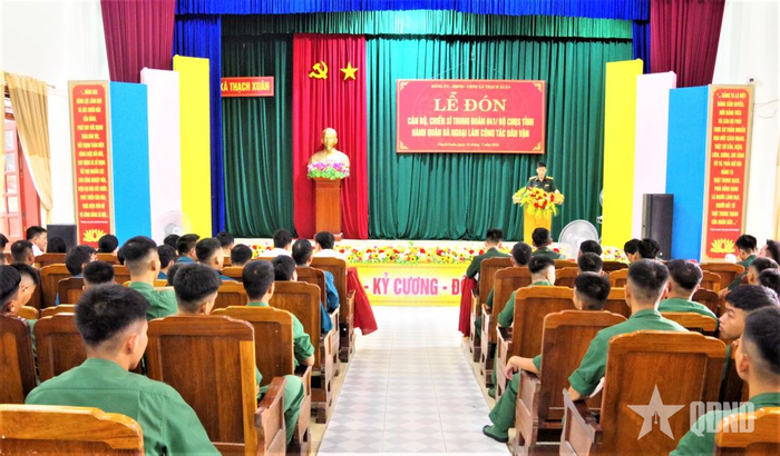  Quang cảnh lễ đón cán bộ, chiến sĩ Trung đoàn 841 hành quân dã ngoại tại xã Thạch Xuân. 