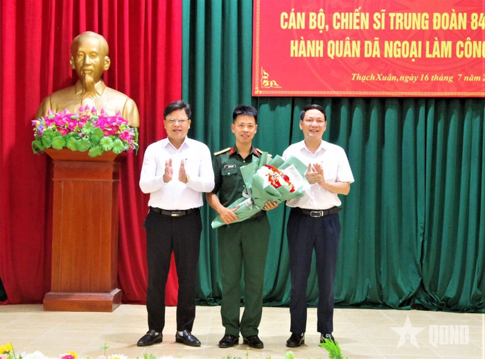  Đại diện cấp ủy, chính quyền địa phương xã Thạch Xuân tặng hoa chúc mừng cán bộ, chiến sĩ. 