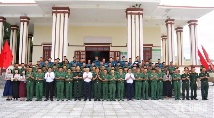  Đại biểu địa phương chụp hình lưu niệm cùng cán bộ, chiến sĩ đơn vị. 