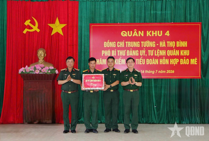 Bộ tư lệnh Quân khu 4 tặng quà cán bộ, chiến sĩ Đảo Mê. 
