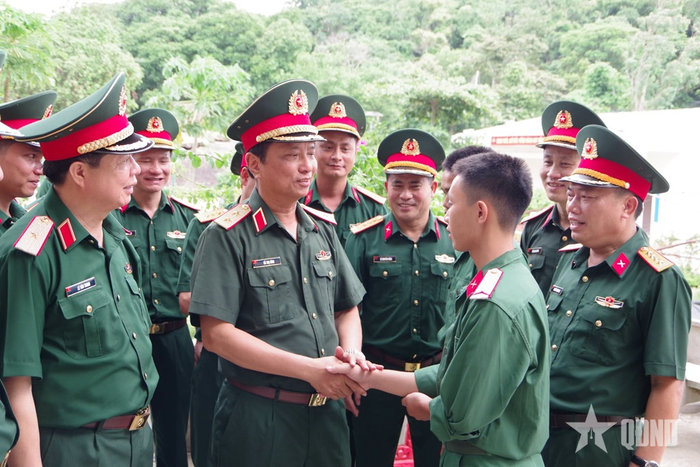 Trung tướng Hà Thọ Bình ân cần động viên chiến sĩ Đảo Mê. 