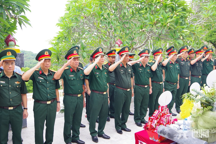 Đoàn công tác thực hiện nghi lễ tại Nghĩa trang Liệt sĩ Đảo Mê. 