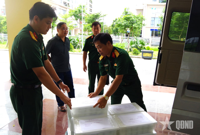 Thực hiện quy trình niêm phong và vận chuyển mẫu hài cốt liệt sĩ phục vụ công tác giám định.