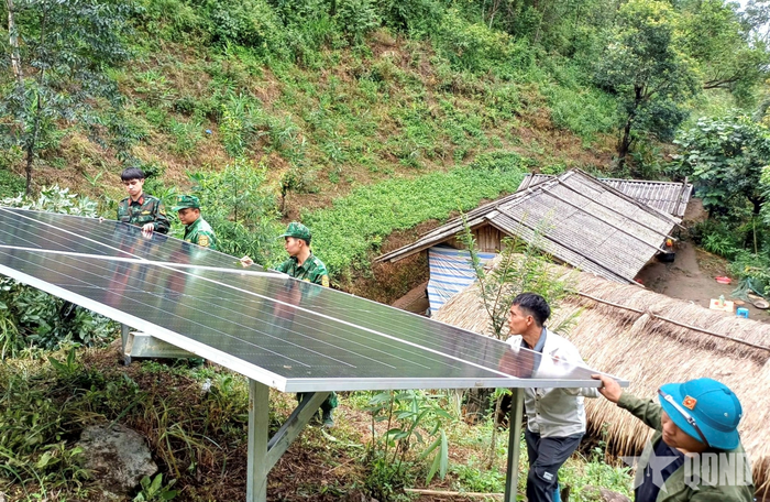  Lắp pin năng lượng cho người dân.
