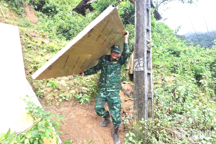  Cán bộ Đồn Biên phòng Hua Bum, Ban chỉ huy Bộ đội Biên phòng tỉnh Lai Châu vượt đồi vận chuyển pin năng lượng vào bản.