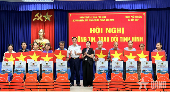  Trao quà tặng các gia đình chính sách, ngư dân trên địa bàn xã Tân Hiệp. 