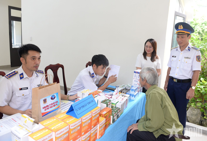  Quân y Vùng Cảnh sát biển 2 khám bệnh, tư vấn sức khỏe, cấp thuốc miễn phí cho người dân xã Tân Hiệp. 