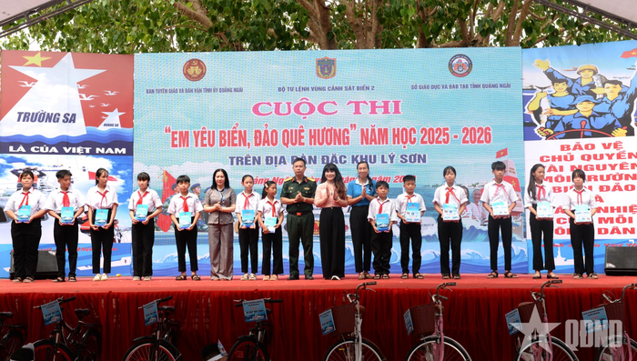  Trao học bổng tặng học sinh vượt khó học tập tốt trên địa bàn đặc khu Lý Sơn. 