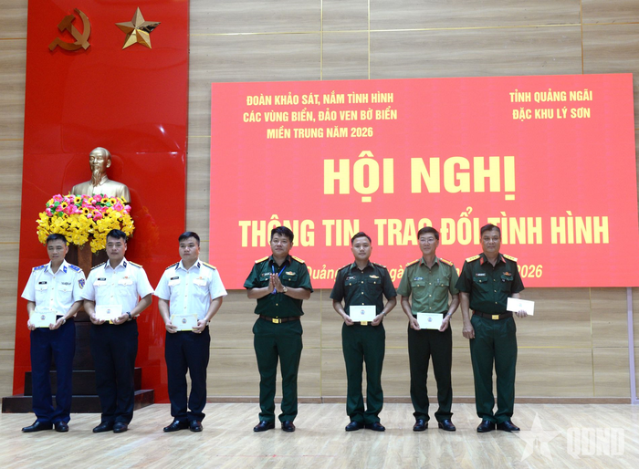  Trao quà tặng các đơn vị LLVT đóng quân trên địa bàn đặc khu Lý Sơn. 