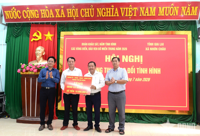  Trung tướng Bùi Quốc Oai, Bí thư Đảng ủy, Chính ủy Cảnh sát biển Việt Nam và các địa phương trao quà tặng UBND xã Nhơn Châu. 