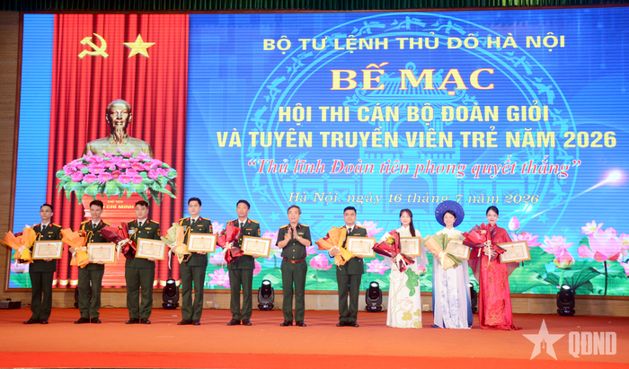 Đại tá Nguyễn Hồng Dương, Phó chủ nhiệm Chính trị Bộ tư lệnh Thủ đô Hà Nội, Trưởng Ban tổ chức trao thưởng tặng các thí sinh đoạt giải Khuyến khích và có tiết mục đoạt giải xuất sắc tại hội thi.